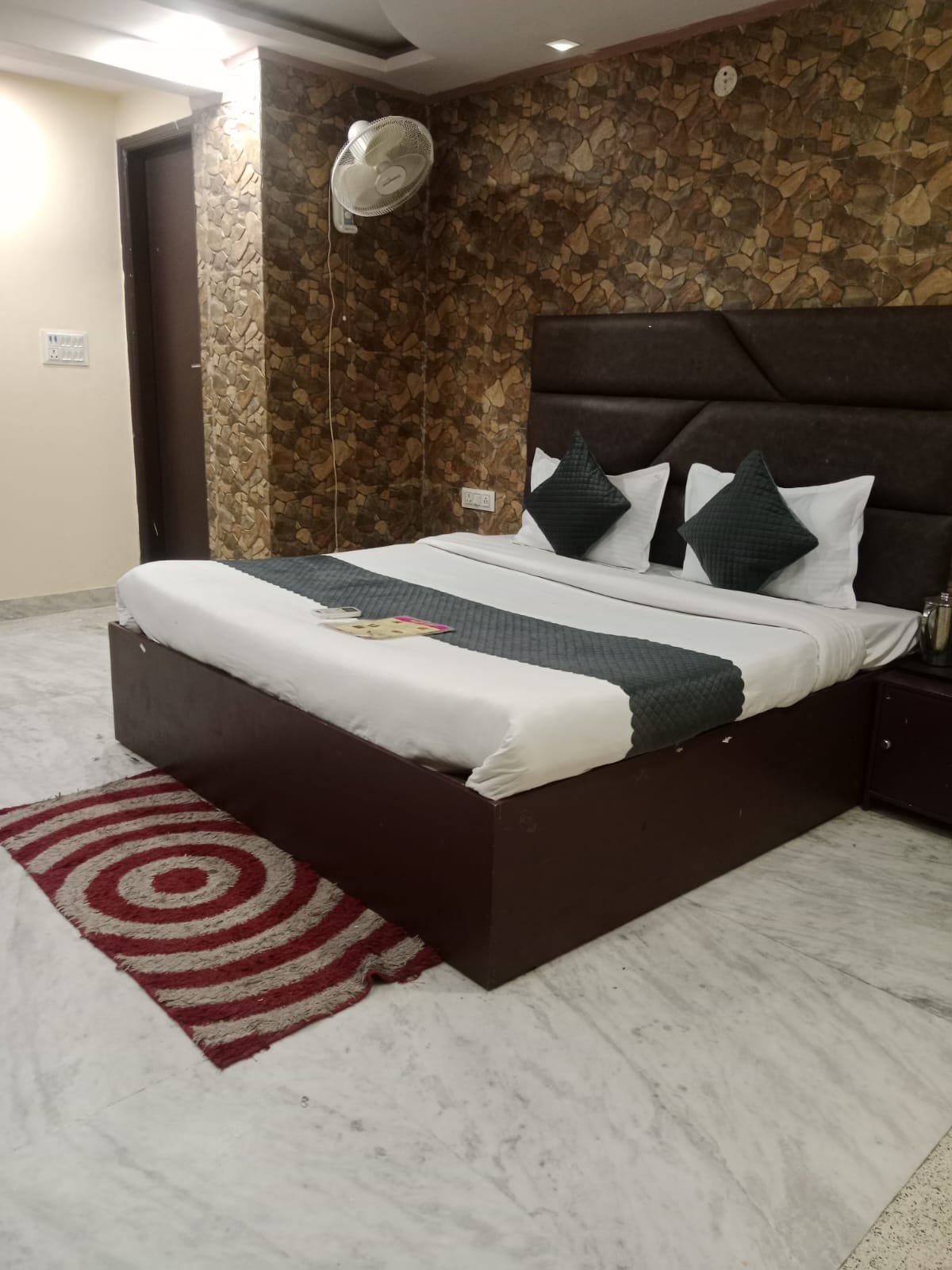 Roomshala Hotel Relax Stay - Near Karkardooma Metro Station